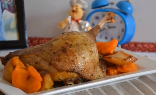 Гусь запеченный с яблоками в духовке: 5 пошаговых рецептов