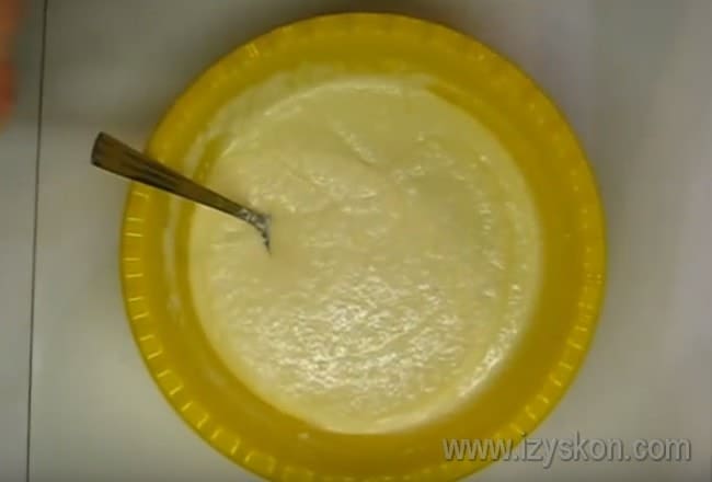 Хорошо взбейте начинку, чтобы быстрый пирог с творогом и шоколадной крошкой был нежным по текстуре.