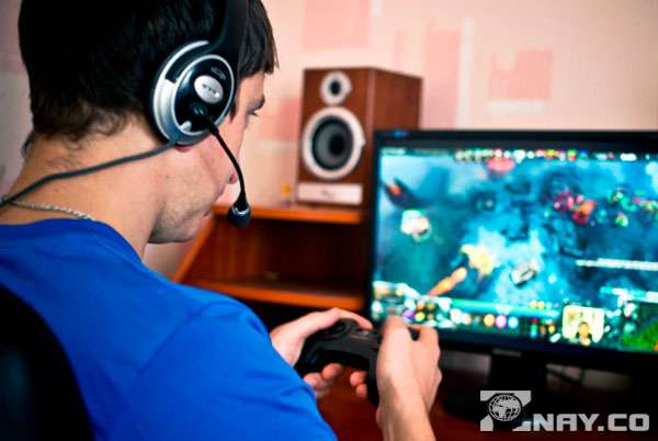 Играет в онлайн игры