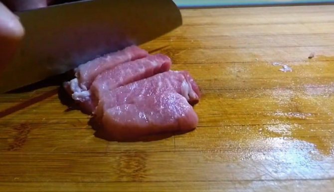 Как быстро и легко разрезать тыкву, если она жесткая
