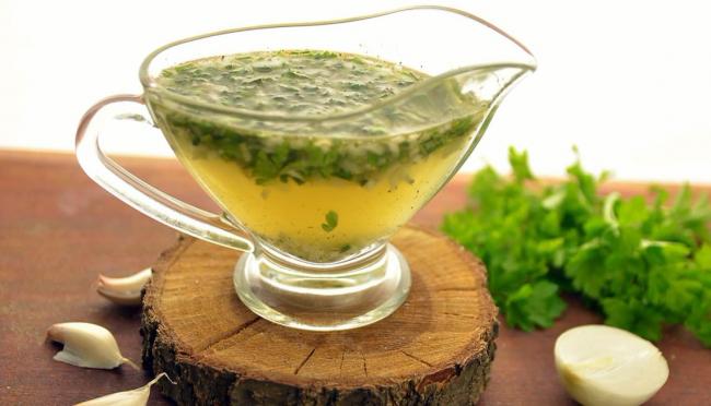 Диетические соусы для салатов: когда «вкусно» не означает «калорийно»