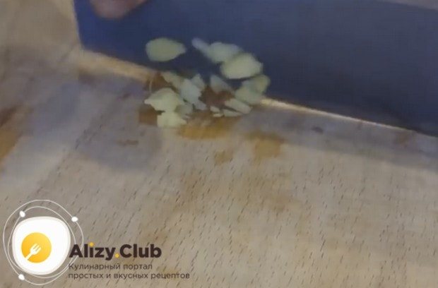 Измельчаем кусочек корня имбиря.