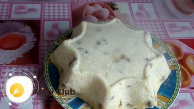 Извлекаем десерт из устройства, накрываем его плоской тарелкой