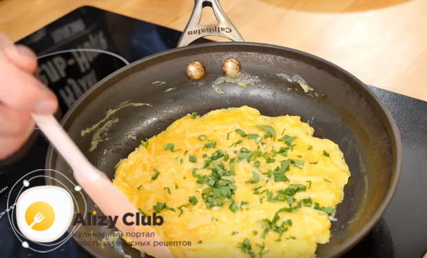 как сделать очень вкусный омлет без молока на сковороде