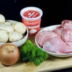 как тушить кролика в сметане с картошкой