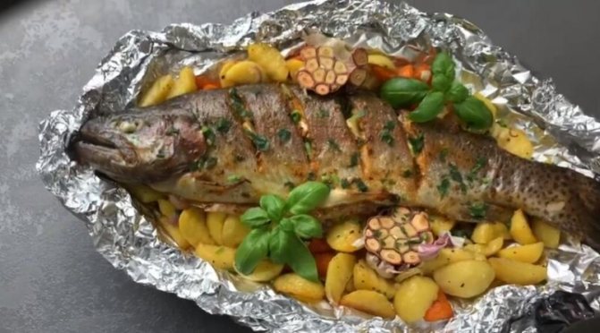 Как вкусно и быстро приготовить форель в духовке в фольге с картошкой