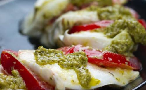Капрезе с соусом песто — простой и вкусный рецепт