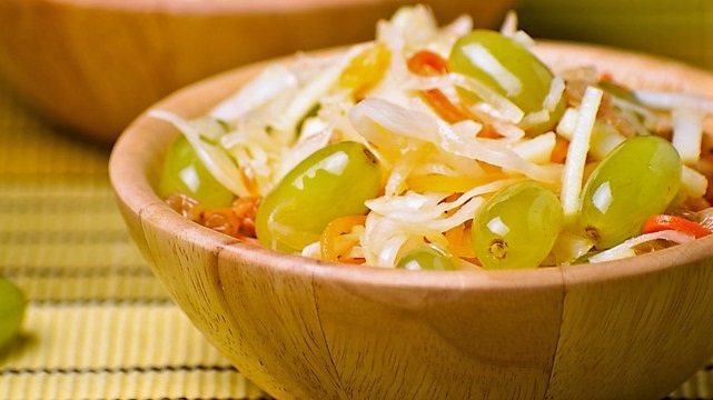 капуста на зиму с виноградом