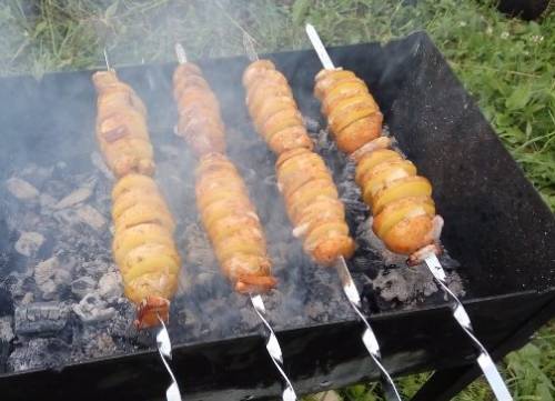 Картофель с салом на мангале