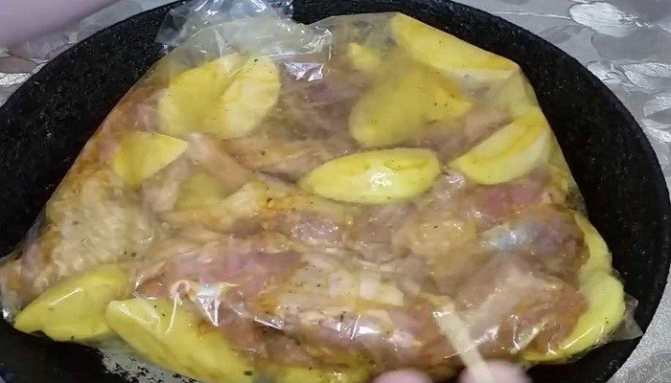 картошка с мясом в рукаве