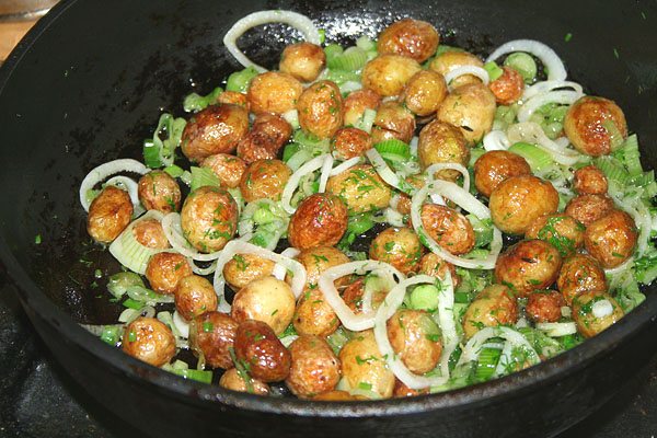 Картошка в мундире с чесноком жаренная