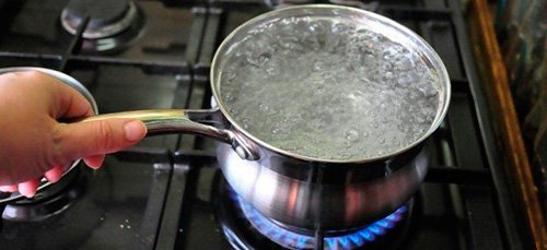 Как погасить соду уксусом при выпечке и зачем ее гасить?