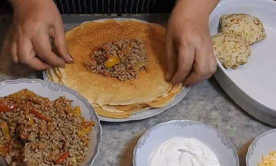 кладем на блин начинку