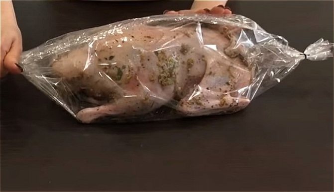кладем утку в рукав и отправляем мариноваться
