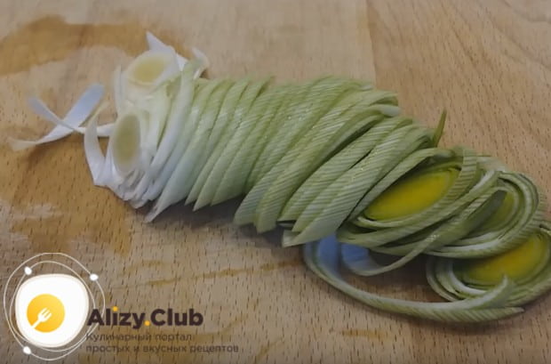 Кольцами нарезаем также лук порей.