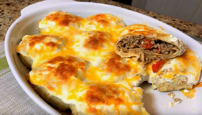 колобки из блинов с мясом под сыром