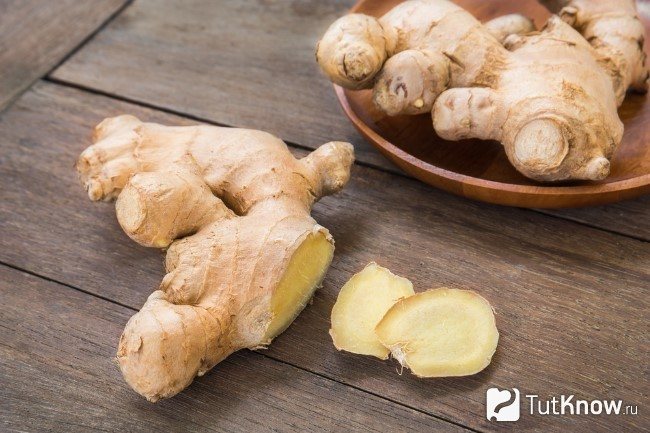 Корень имбиря на столе