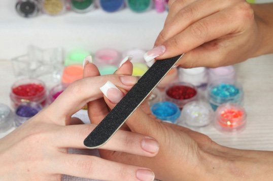Как подобрать первую косметику для девочек подростков: список необходимого минимума и брендов