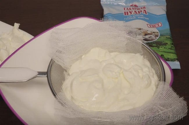 Крем для бисквитного торта из сметаны всегда получается очень нежным.