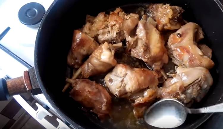 кролик кусочками на сковороде