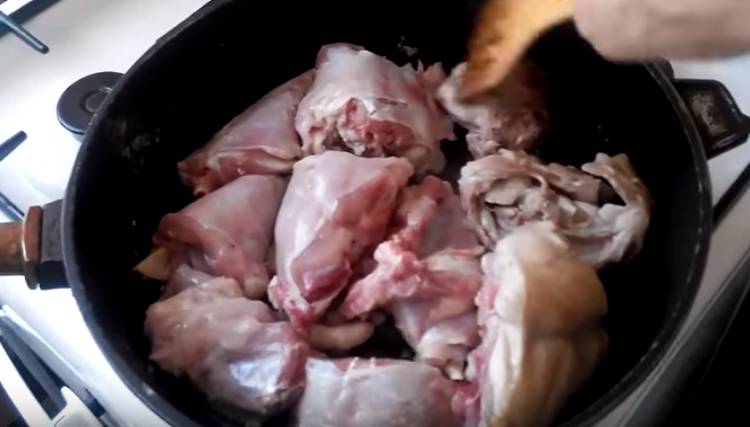 кролик кусочками на сковороде