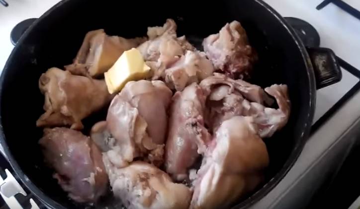 кролик кусочками на сковороде