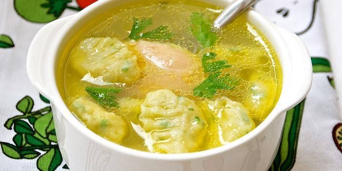 Куриный бульон с клецками