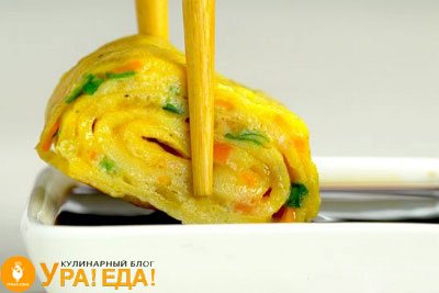 кусочек омлета держат палочками