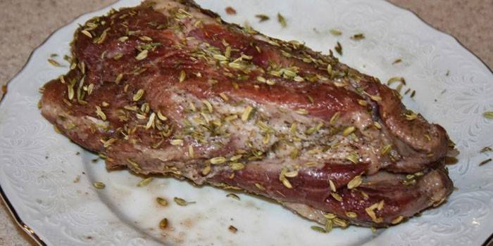 Кусок свиной шейки в специях