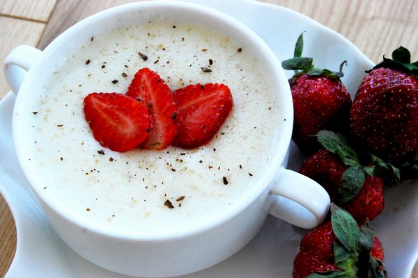 Манная каша с клубникой