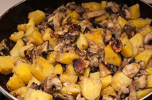 маринованные грибы, жаренные с картошкой