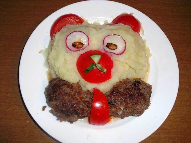 Мишка из картофельного пюре и котлет