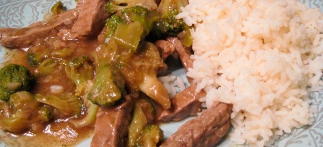 Мясо тушеное с солеными огурцами
