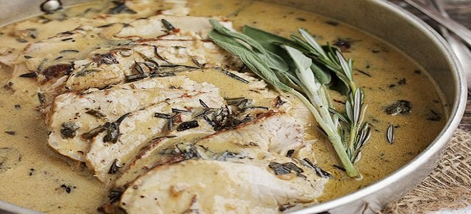 Мясо тушеное в сметане