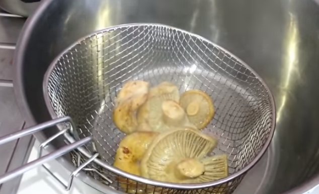 Как подавать соленые и маринованные грузди к столу
