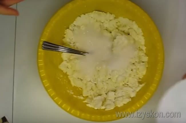 Начинка для такого вкусного пирога с творогом готовится с добавлением сахара и сметаны.