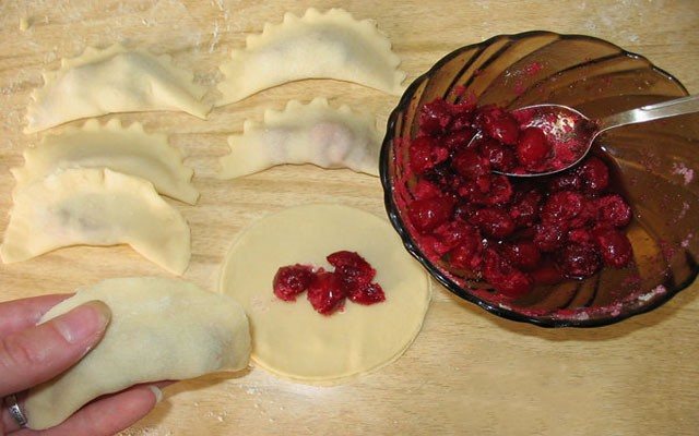 наполнить начинкой и залепить