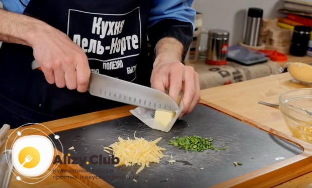 нарезаем на кусочки масло