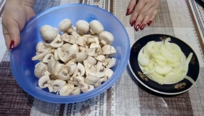 нарезаем шампиньоны