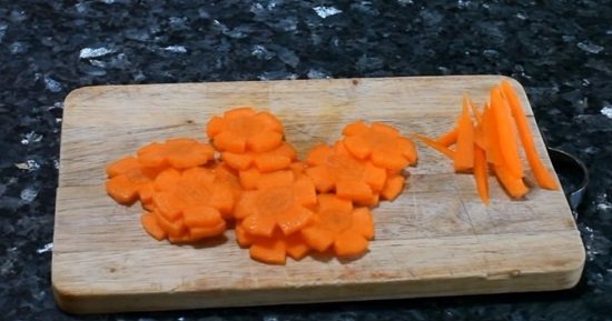 нарежем морковь цветочками