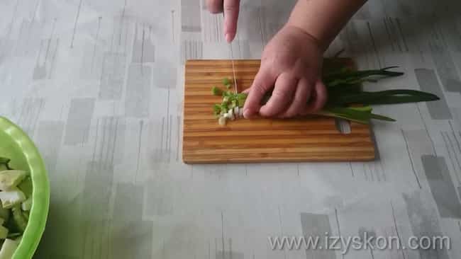Нарежьте лук