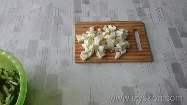 нарежьте яйца