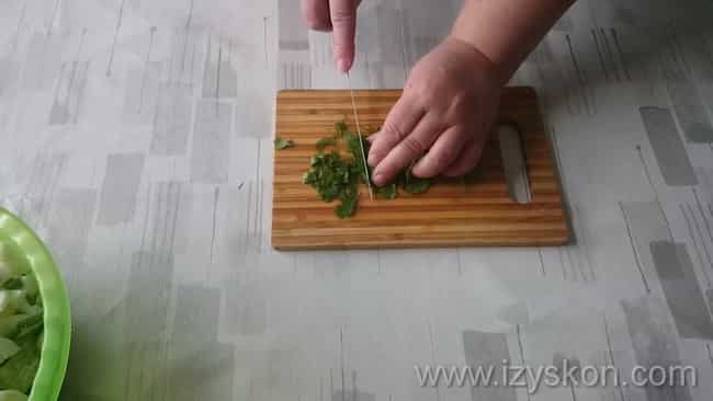 нарежьте зелень