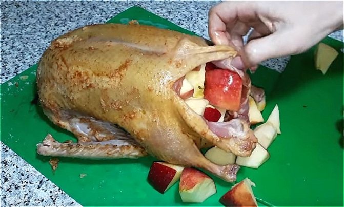 натираем утку солью, паприкой, чесноком и начиняем яблоками