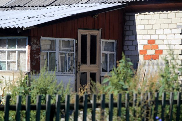 ...но у мамы и брата звезды на это нет денег. Фото Руслана ВОРОНОГО