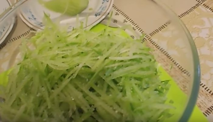 Как быстро и вкусно приготовить салат из черной редьки