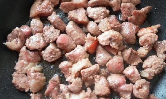 Обжариваем мясо