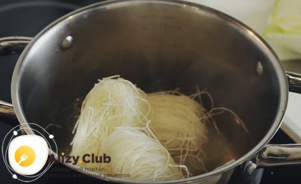 Очень вкусно можно приготовить в сковороде вок фунчозу.