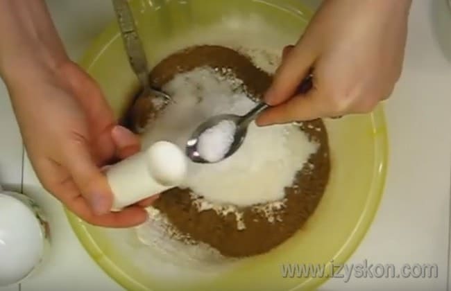 Очень вкусный и простой в приготовлении пирог с творогом можно сделать с шоколадной крошкой.