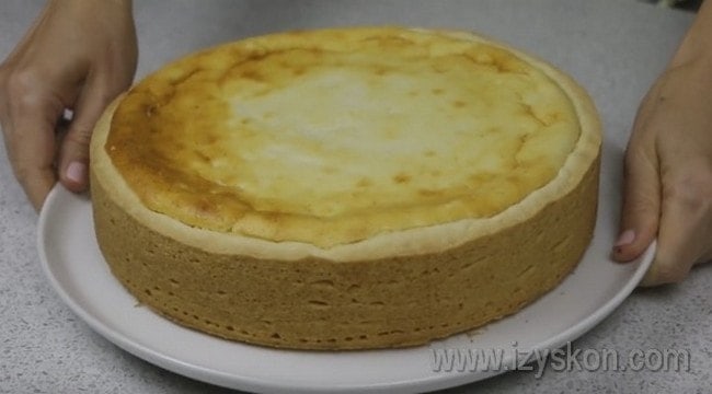 Охладите вкусный пирог с творогом и подавайте к столу.